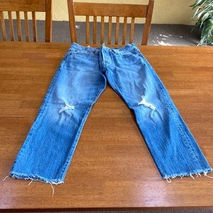Levi’s 501. Raw hem, factory distressed knees.size 27x32